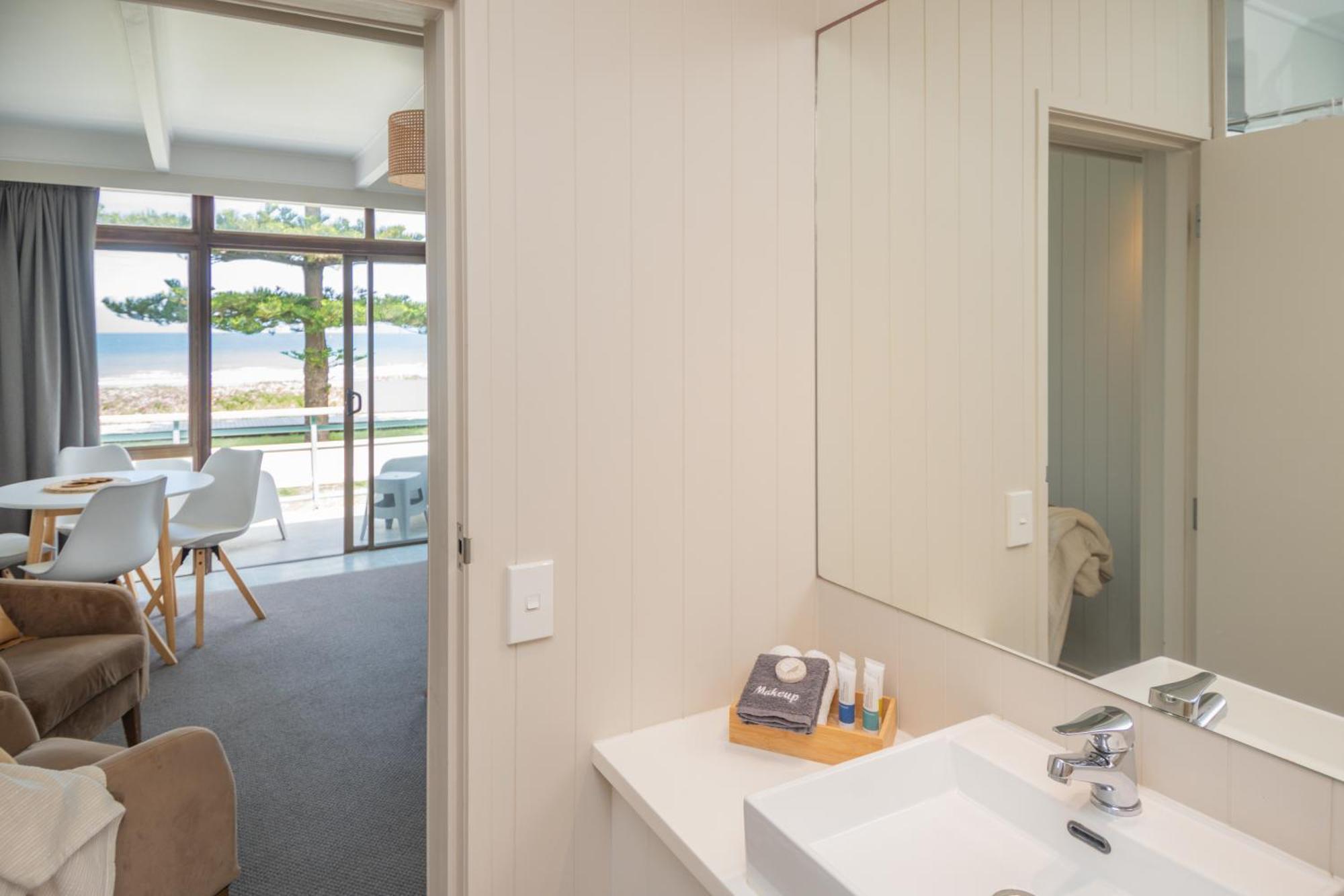 Whispering Sands Beachfront Motel Gisborne Eksteriør billede