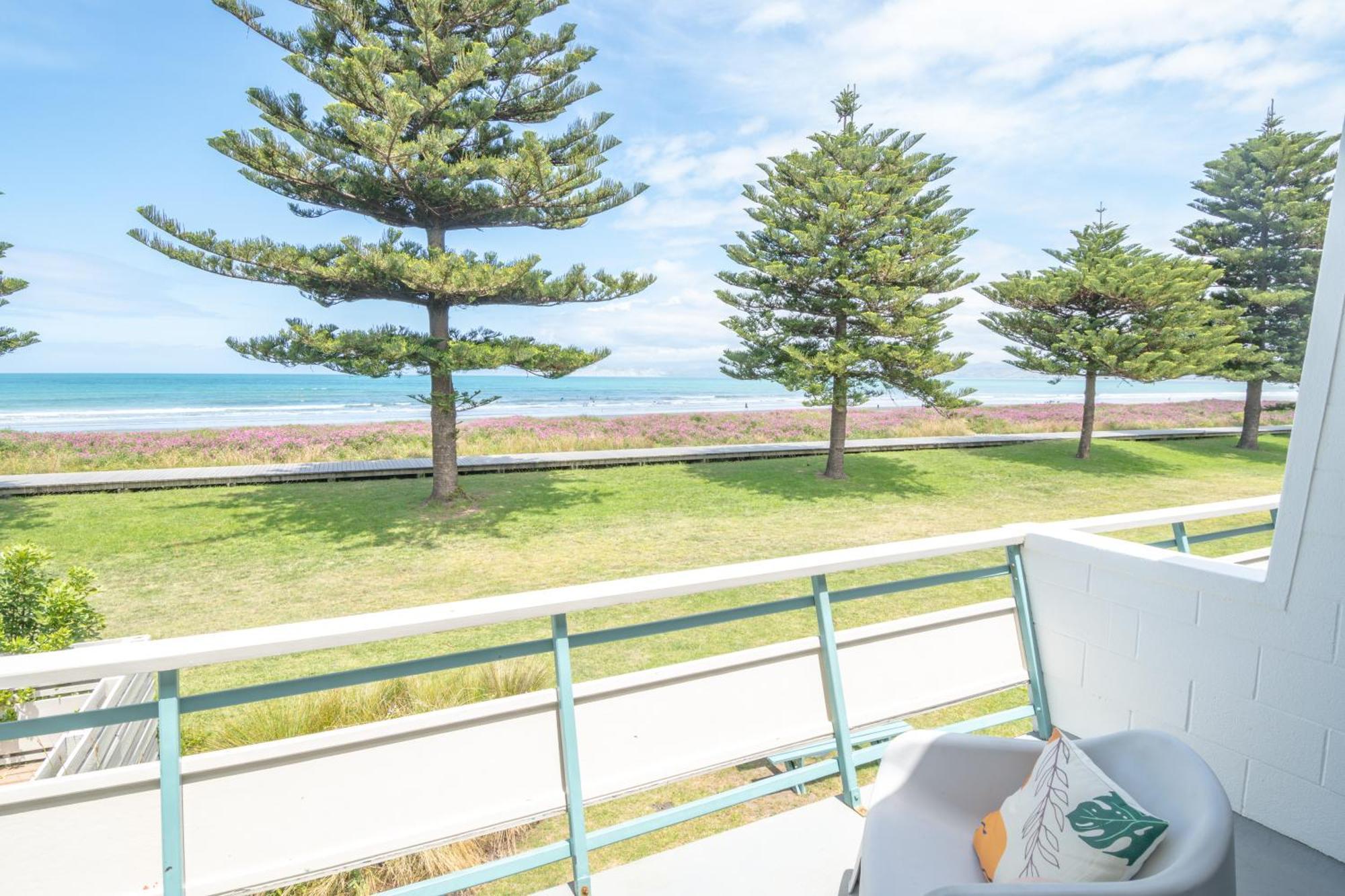 Whispering Sands Beachfront Motel Gisborne Eksteriør billede