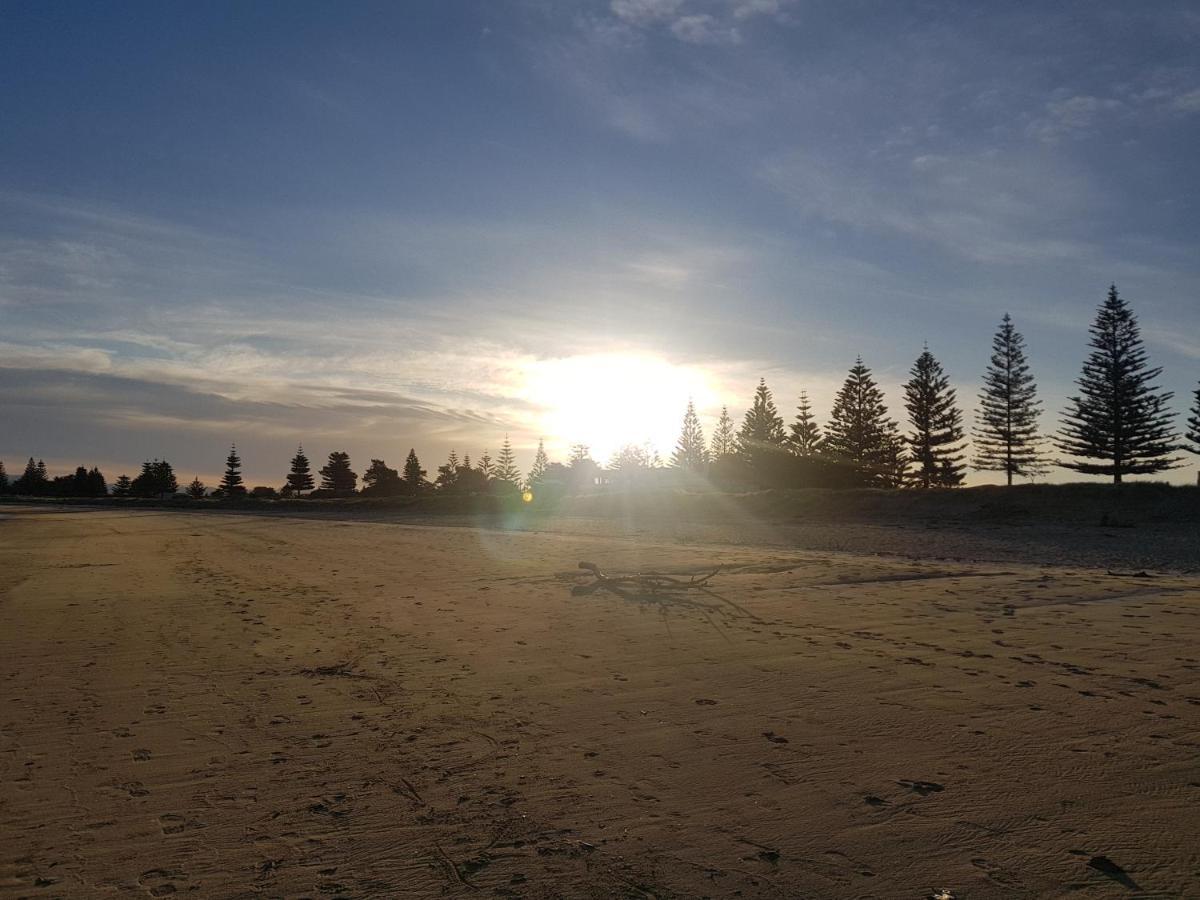 Whispering Sands Beachfront Motel Gisborne Eksteriør billede
